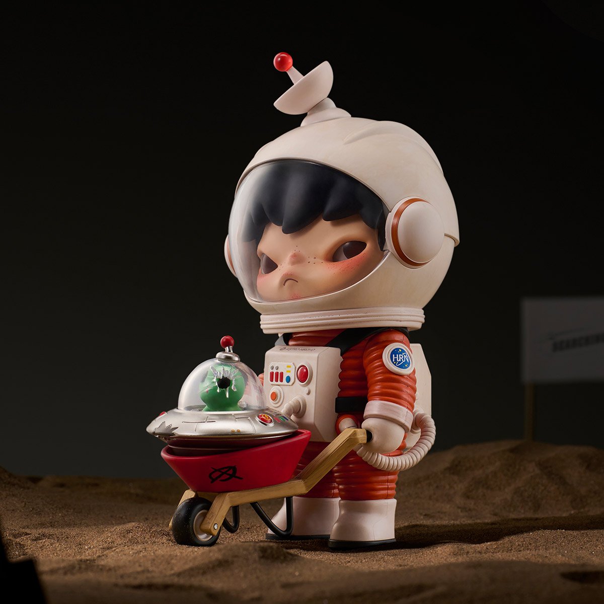 Hirono - In Search of Aliens Big Figure