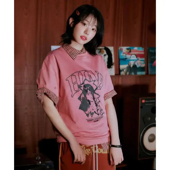 WMC x QWER Hina - Hina Arch Short Sleeve T-Shirt - WMC x QWER Hina - T-Shirt - Harumio