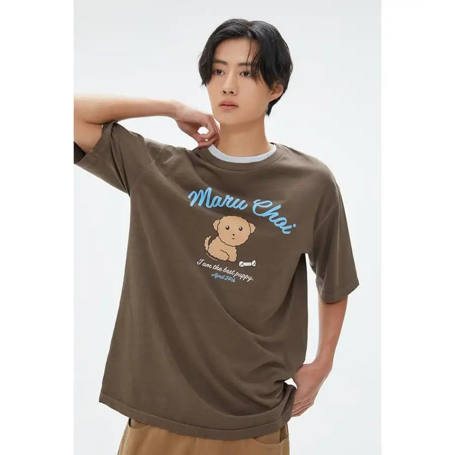 SPAO x Maru is a Puppy - Welcome to Marune Fruit Shop Short Sleeve T-Shirt (BROWN) - SPAO - T-Shirt - Harumio