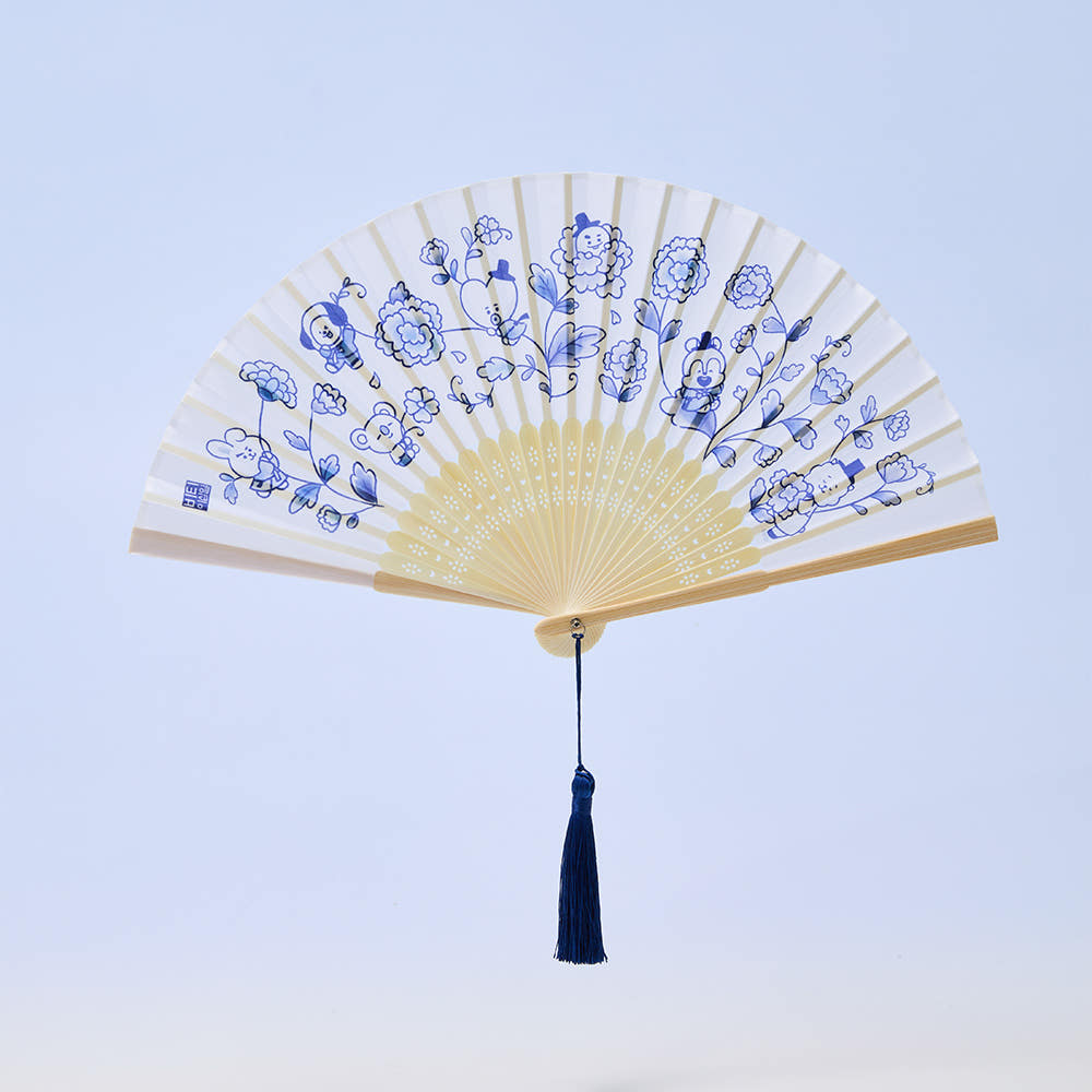Created as part of the BT21: K-Jar collection, this collectible folding fan features charming BT21 character artwork and themed designs. 