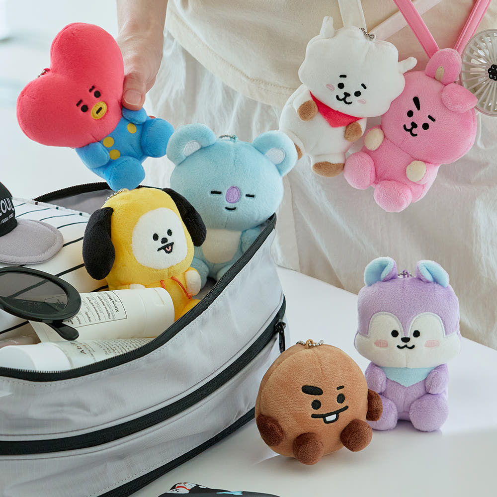 Keep your favorite BT21 character close wherever you go with the BT21: Travel – 2-Way Doll Holder Keyring.