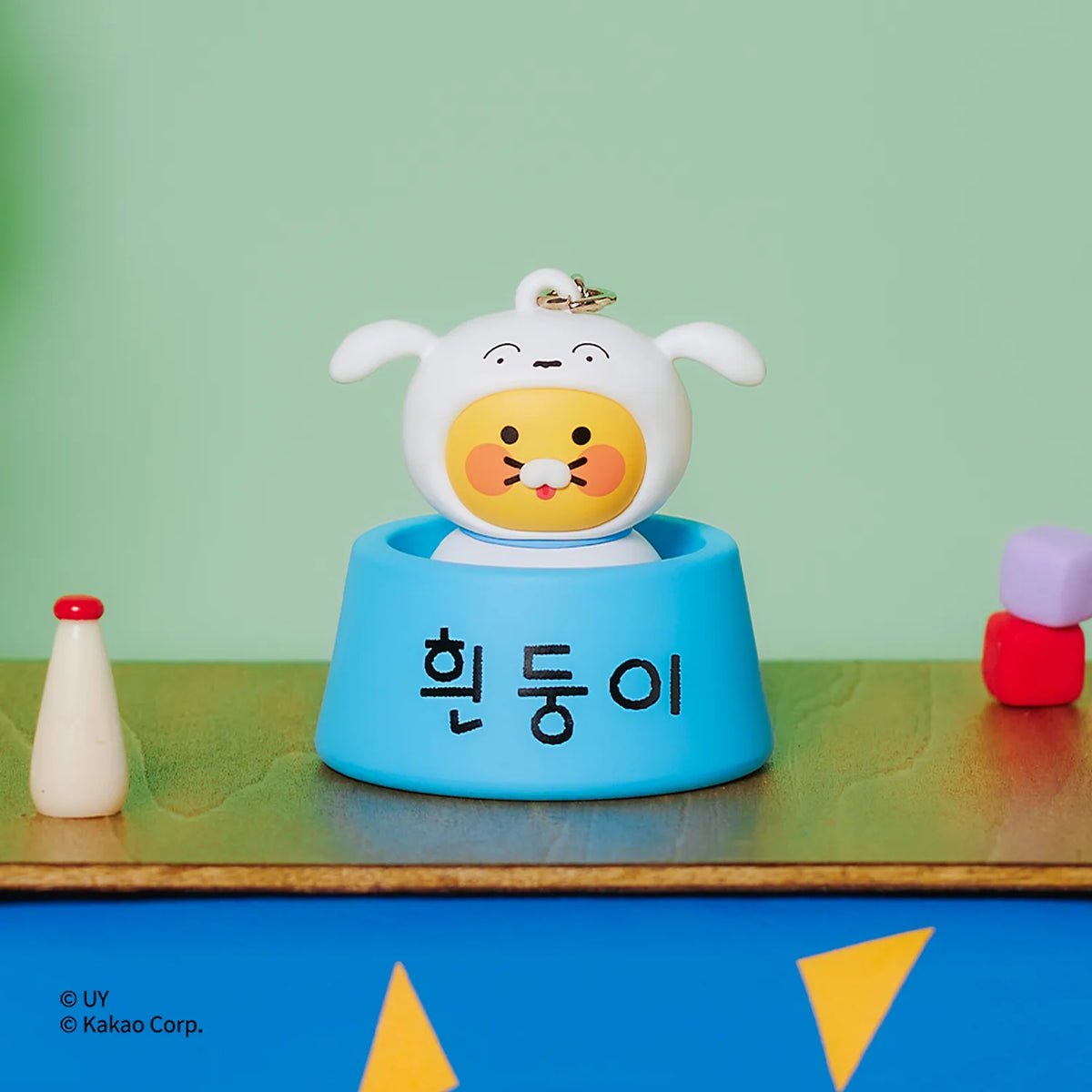 Add a playful accessory to your everyday essentials with the Kakao Friends x Crayon Shinchan - Chunsik Shiro Clicker Keyring.
