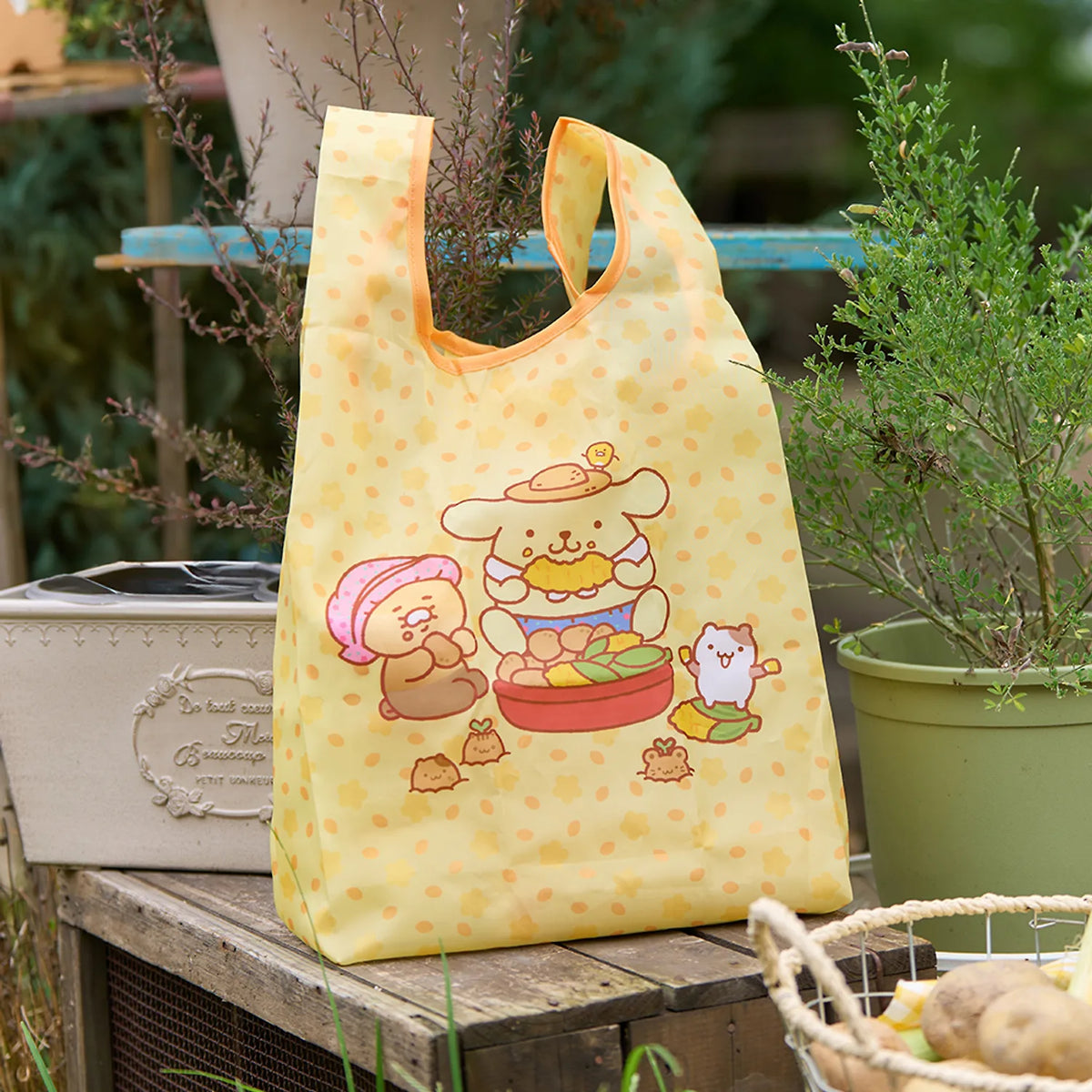 Make shopping trips more convenient with the Kakao Friends x Pompompurin - Chunsik Fresh Potato Pocket Shopping Bag.