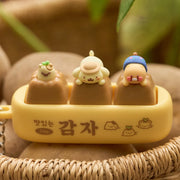 Add a fun and interactive accessory to your everyday essentials with the Kakao Friends x Pompompurin - Chunsik Clicker Keycap Figure Keyring.