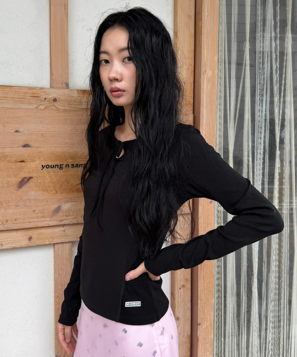 Add a feminine touch to your everyday wardrobe with the Ribbed Ribbon Long Sleeve T-shirt from the Kim Minju x Musinsa collaboration.
