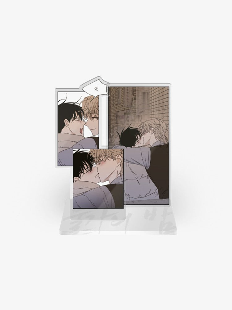 Add a standout display piece to your Low Tide in Twilight collection with the Low Tide in Twilight - Collection Acrylic Stand.