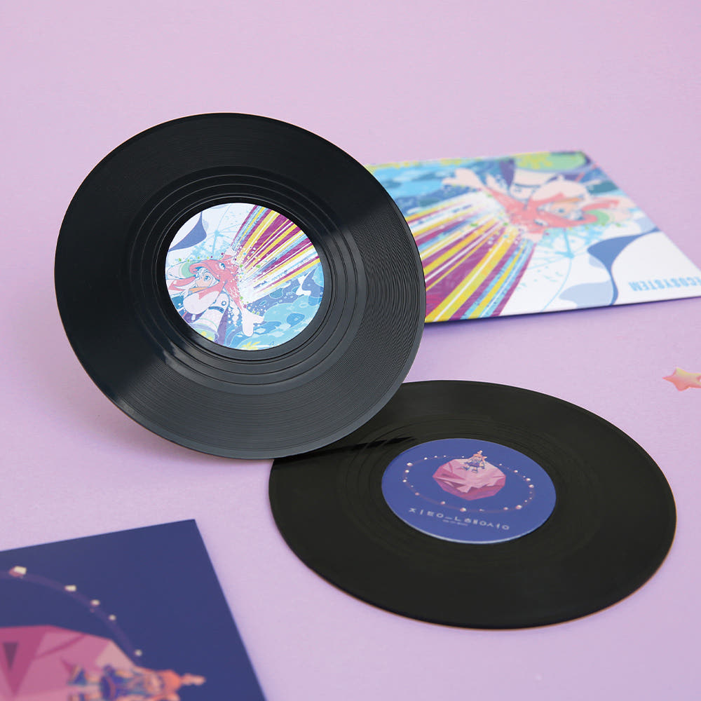 Featuring character artwork inspired by My Bias Gets on the Last Train, this collectible cup coaster features a charming LP record-inspired design that combines everyday functionality with collectible appeal.