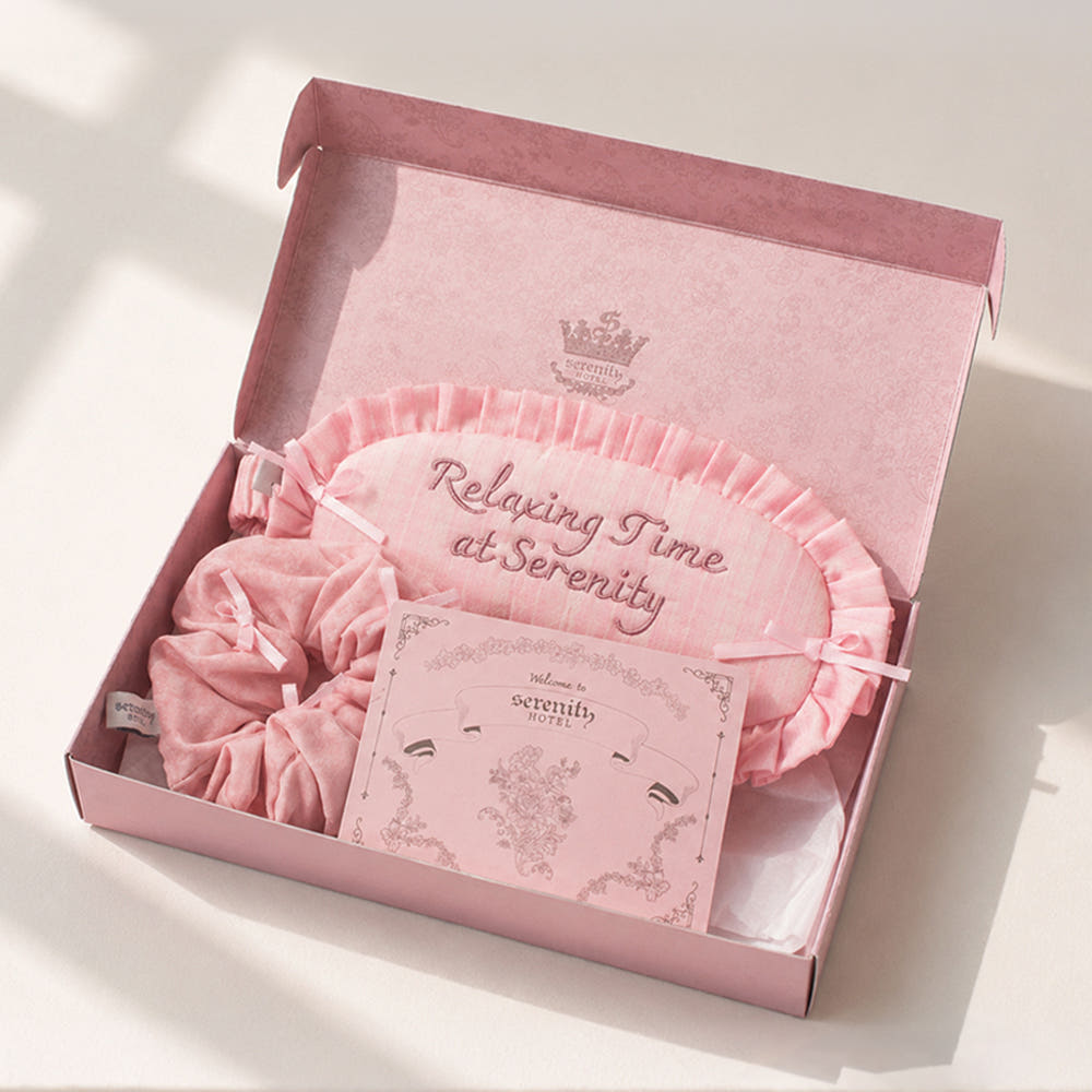 Designed as official merchandise for the beloved manhwa series, this collectible hotel amenity set brings the elegant atmosphere of Serena into your everyday routine.