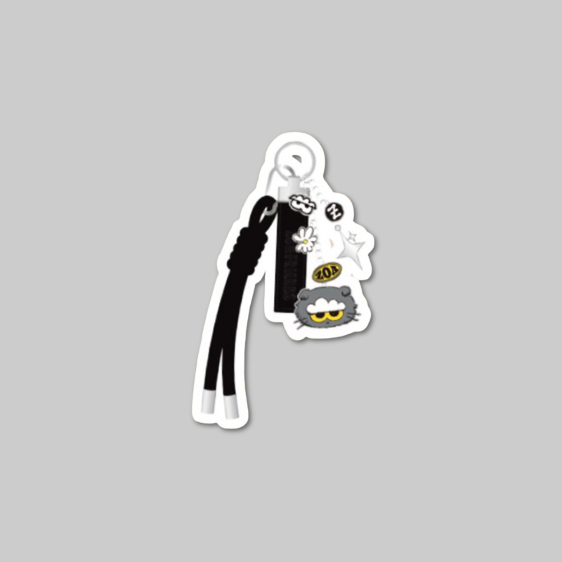 Add a fun collaboration collectible to your everyday accessories with the ZO&amp;FRIENDS x 7/11 - Strap Metal Keyring Set.