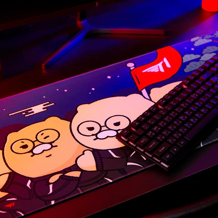 T1 x Kakao Friends - Choonsik Flag Desk Mat