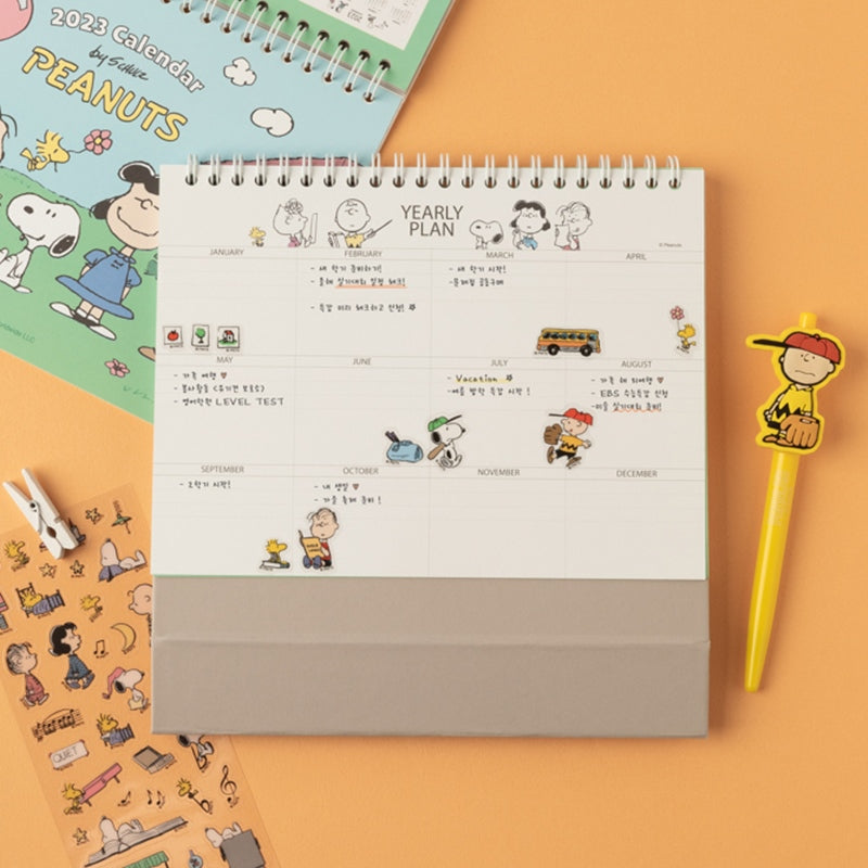 Peanuts - 2023 Snoopy Desk Calendar