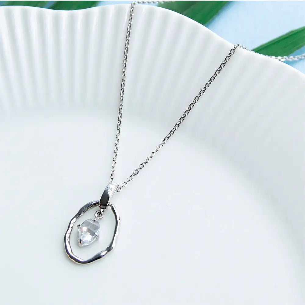 CLUE - White Round Silver Necklace