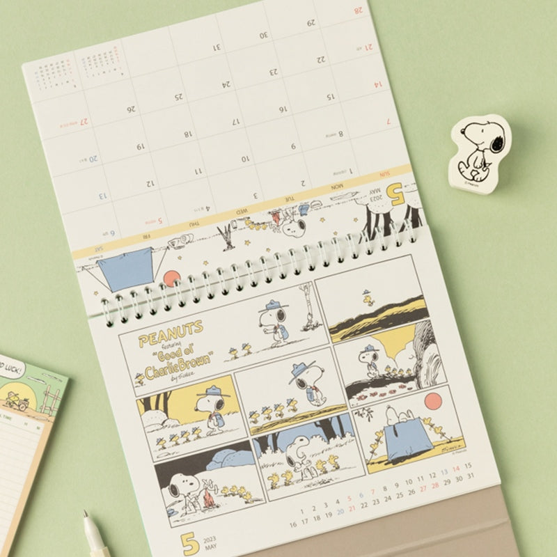 Peanuts - 2023 Snoopy Desk Calendar