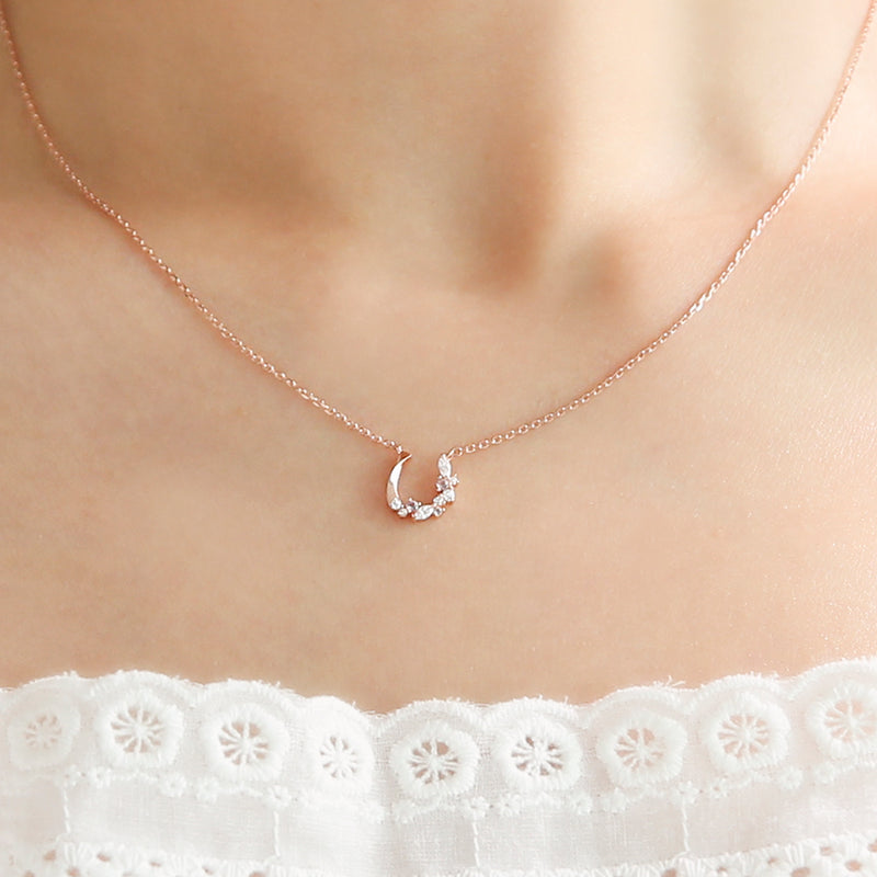 OST - Lucky Horseshoe White Flower Rose Gold Necklace